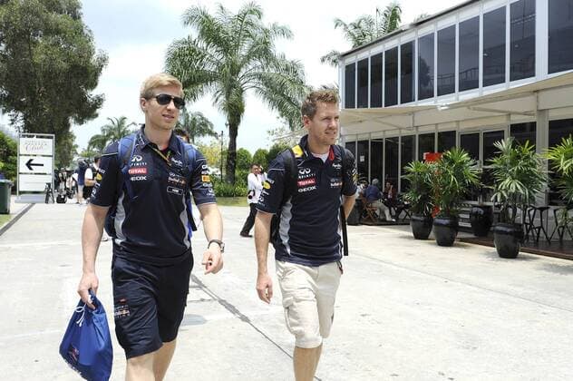 Sebastian VETTEL (GER),Red Bull Racing mit seinem Physiotherapeuten Heikki Huovinen (FIN),bei seiner Ankunft an der Rennstrecke,AktionHalbfigur,halbe Figur. Formel 1, GP von Malaysia Kuala Lumpur,Sepang Circuit,Saison2013,am 21.03.2013.
