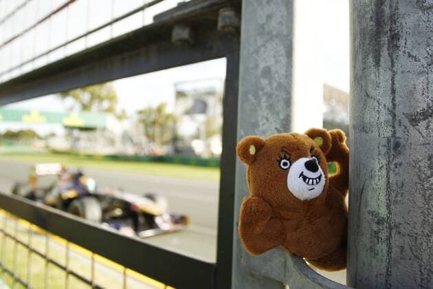 Motorsports: FIA Formula One World Championship 2013, Grand Prix of Australia, teddy bear, Teddybär, Kuscheltier xHOCHxZWEIx