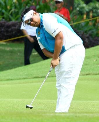 21.03.2013 Kuala Lumpur, Malaysia. Kiradech Aphibarnrat of Thailand make a birdie putts on the 15th hole during day one of the Maybank Malaysia Open Golf Tournament at the Kuala Lumpur Golf and Country Club. xMegatxFirdausx  ActionPlus11389247