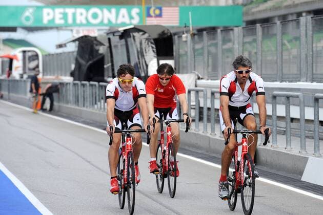 FERRARI SPANISH DRIVER FERNANDO ALONSO DOING SOME LAPS OF THE TRACK WITH PHYSIOTHERAPISTS FORMULE 1 : Preparatifs - GP Malaisie - Sepang - 21 03 2013 BernardAsset Panoramic 