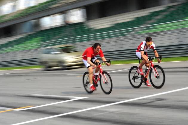 FERRARI SPANISH DRIVER FERNANDO ALONSO DOING SOME LAPS OF THE TRACK WITH PHYSIOTHERAPISTS FORMULE 1 : Preparatifs - GP Malaisie - Sepang - 21 03 2013 BernardAsset Panoramic 