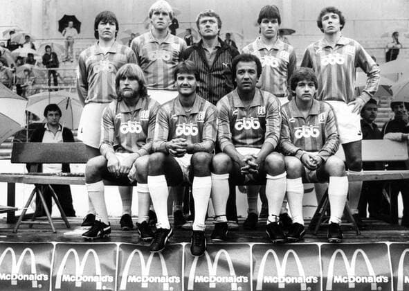 Pressetermin VfL Osnabrück, hi.v.li.: Michael Wirtz, Thomas Funke, Trainer Carl Heinz Rühl, Willi Brocks und Roland Gerber; vorn: Norbert Elgert, Guido Szesni, Erwin Kostedde und Michael Fähmel