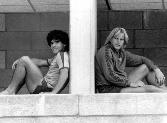 Bernd Schuster (re.) und Diego Armando Maradona (beide FC Barcelona)