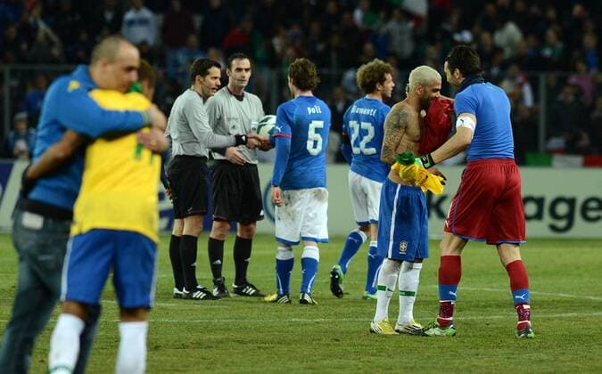Italy s Gianluigi Buffon (1st R) changes the jersey with Brazil s Daniel Alves (2nd R) after their international friendly soccer match in Geneva, Switzerland, March 21, 2013. The match ended with a 2-2 tie. (Xinhua Wang Siwei) SWITZERLAND-GENEVA-SOCCER-FRIENDLY MATCH-ITALY VS BRAZIL 