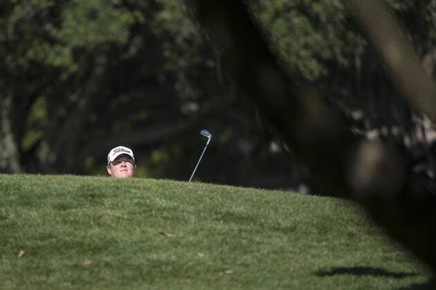 March 21, 2013: George Coetzee of South Africa watches his ball from the fairway bunker on the15th hole during first round golf action of the Arnold Palmer Invitational presented by Mastercard held at Arnold Palmer s Bay Hill Club & Lodge in Orlando, FL PGA Golf Herren 2013: Arnold Palmer Invitational MAR 21 - ZUMAcg2