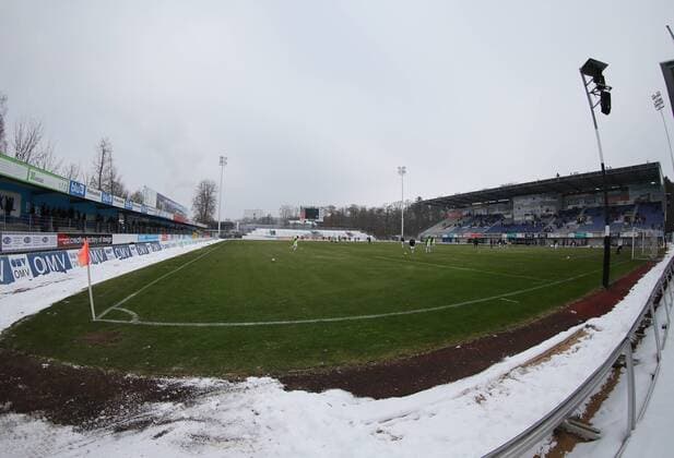 Fußball, Stadiongeschichte Wacker Burghausen Samstag 26.01.2013, 3. Liga, Saison 2012 13 - 23. Spieltag in der Wacker-Arena Burghausen , SV Wacker Burghausen - Vereiste Rasenfläche in der Wacker Arena vor dem Anpfiff