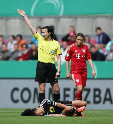 12.05.2012, DFB Pokal Damen, 1.FFC Frankfurt - FC Bayern Muenchen v.l. Schiedsrichterin Inka Mueller-Schmaeh (Potsdam), Fatmire Bajramaj (1.FFC Frankfurt) verletzt mit Schmerzen