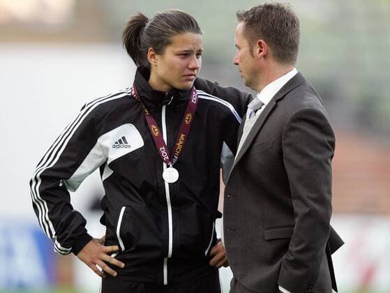 17.05.2012, MR, UEFA Champions League Damen, 1.FFC Frankfurt - Olympique Lyon v.l. Dzsenifer Marozsan (1.FFC Frankfurt) wird von Trainer Sven Kahlert (1.FFC Frankfurt) getroestet