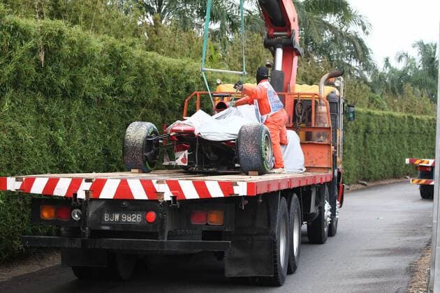 24.03.2013 - Race, Fernando Alonso (ESP) Scuderia Ferrari F138 on tow truck 