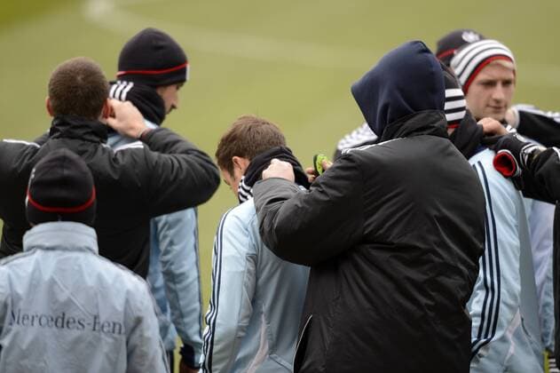 24.03.2013, Fussball DFB-Nationalmannschaft, Deutschland - Kasachstan, Training der Deutschen Nationalmannschaft im Nürnberger Stadion. Den Spielern werden kleine Funksender vor dem Training am Rücken angebracht. Hier Mario Götze (mitte, Deutschland).