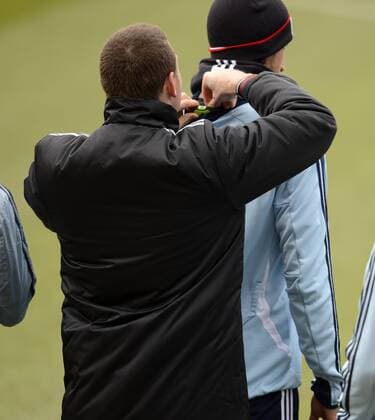 24.03.2013, Fussball DFB-Nationalmannschaft, Deutschland - Kasachstan, Training der Deutschen Nationalmannschaft im Nürnberger Stadion. Den Spielern werden kleine Funksender vor dem Training am Rücken angebracht.