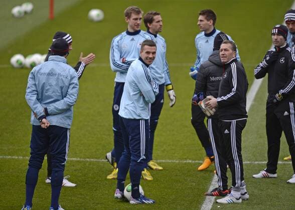 24.03.2013, Fussball DFB-Nationalmannschaft, Deutschland - Kasachstan, Training der Deutschen Nationalmannschaft im Nürnberger Stadion. Lukas Podolski (mitte, Deutschland) gut gelaunt.