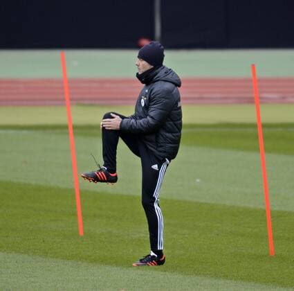 24.03.2013, Fussball DFB-Nationalmannschaft, Deutschland - Kasachstan, Training der Deutschen Nationalmannschaft im Nürnberger Stadion. Trainer Joachim Löw (Deutschland) macht Dehnungsübungen.