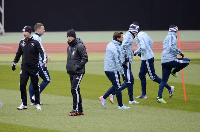 24.03.2013, Fussball DFB-Nationalmannschaft, Deutschland - Kasachstan, Training der Deutschen Nationalmannschaft im Nürnberger Stadion. Trainer Joachim Löw (3.v.li, Deutschland) nachdenklich.