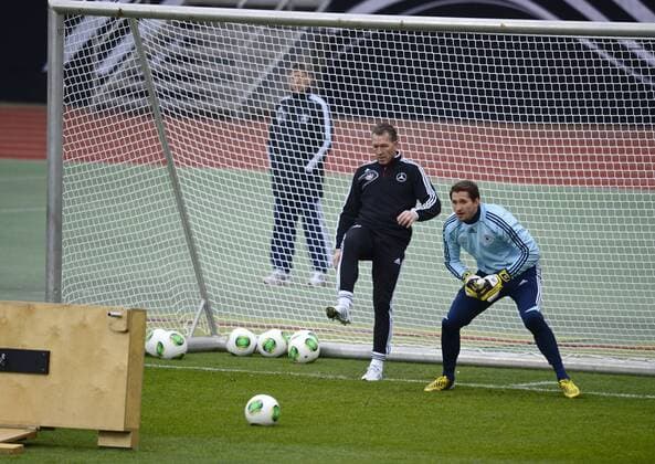 24.03.2013, Fussball DFB-Nationalmannschaft, Deutschland - Kasachstan, Training der Deutschen Nationalmannschaft im Nürnberger Stadion. v.li: Torwarttrainer Andreas Köpke (Deutschland) , Torwart Rene Adler (Deutschland).