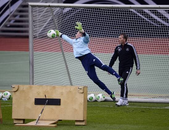 24.03.2013, Fussball DFB-Nationalmannschaft, Deutschland - Kasachstan, Training der Deutschen Nationalmannschaft im Nürnberger Stadion. v.re: Torwarttrainer Andreas Köpke (Deutschland) , Torwart Manuel Neuer (Deutschland).