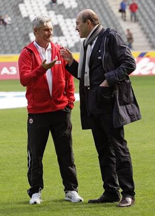 07.10.2012,x,1.Bundesliga, Borussia Mönchengladbach - Eintracht Frankfurt v.l. Trainer Armin Veh (Eintracht Frankfurt), Reporter Fritz von Thurn und Taxis (Sky).