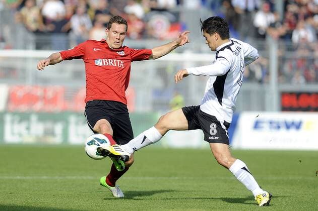 20.10.2012, 3.Liga, SV Wehen Wiesbaden - Arminia Bielefeld v.l. Robert Mueller (SV Wehen Wiesbaden), Tim Jerat (DSC Armina Bielefeld)