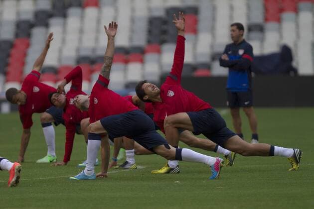 (130326) -- MEXICO CITY, March 26, 2013 (Xinhua) -- U.S. soccer national team players take part in a training session in Azteca Stadium, in Mexico City, capital of Mexico, on March 25, 2013. U.S. national team will face Mexico during a CONCACAF s qualifying match for Brazil s World Cup 2014. (Xinhua Alejandro Ayala) (sp) MEXICO-MEXICO CITY-US-SOCCER-NATIONAL TEAM 