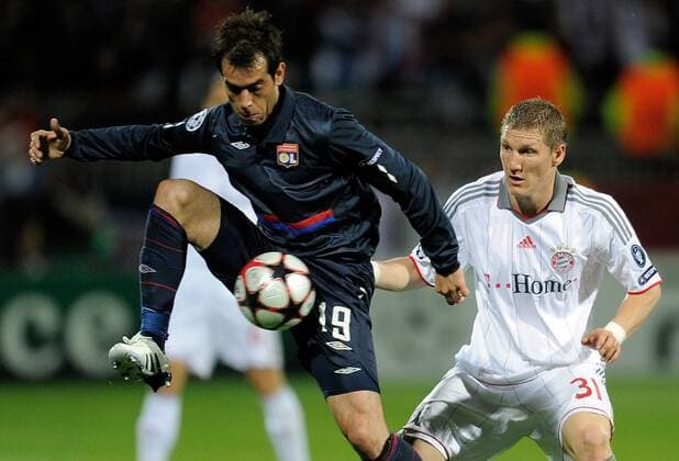 27.04.2010, Champions League, Olympique Lyon - FC Bayern München (L-R) Cesar Delgado (Olympique Lyon), Bastian Schweinsteiger (FC Bayern München) Nur fuer redaktionelle Verwendun