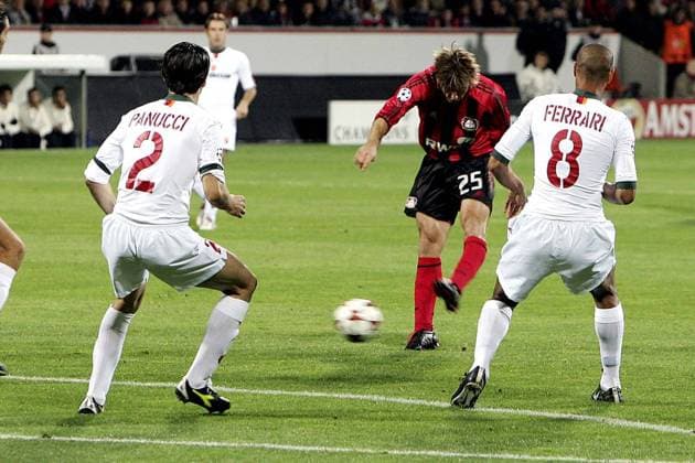 19.10.2004 Champions League Bayer Leverkusen-AS Rom v.l. Christian Panucci (Rom), Bernd Schneider (Leverkusen), Matteo Ferrari (Rom)