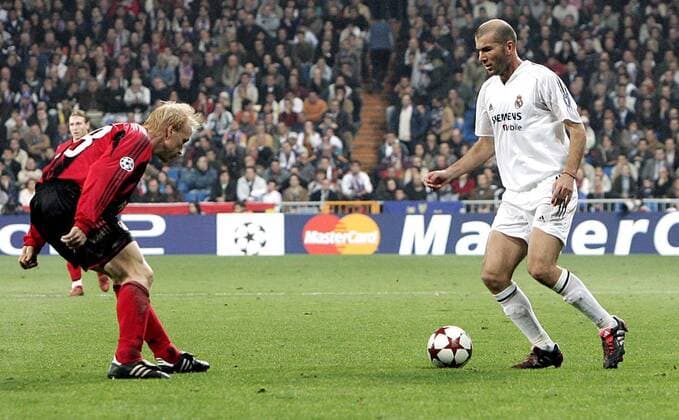 23.11.2004 Champions League Real Madrid - Bayer Leverkusen Carsten Ramelov (Bayer), Zinedine Zidane (Real)