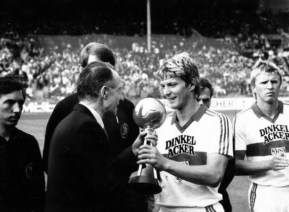 Kicker Chefredakteur Karl Heinz Heimann überreicht dem deutschen Fußballer des Jahres 1982, Karlheinz Förster, den goldenen Fußball, re. Bernd Förster (beide VfB Stuttgart)