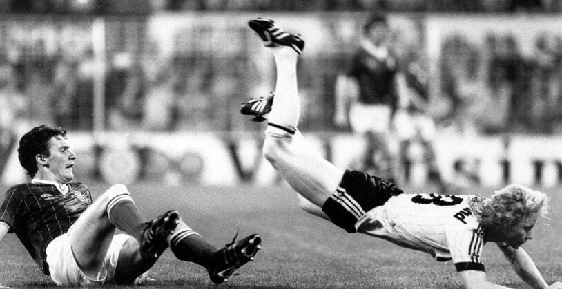 Davie Cooper (Glasgow Rangers FC, li.) gegen Manfred Burgsmüller (Borussia Dortmund)