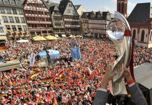 Nach ihrem 6:2 Finalerfolg gegen England feiern die siegreichen deutschen Fußballfrauen am Freitag (11.09.2009) auf dem Balkon des Römer in Frankfurt den Gewinn der Fußball-Europameisterschaft. Mehrere tausend Fans jubelten den Spielerinnen begeistert zu.