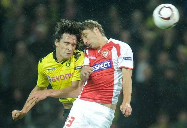30.09.2010, UEFA Europa League, Borussia Dortmund - FC Sevilla v.l. Mats Hummels (Borussia Dortmund), Alexis (FC Sevilla) Nur fuer redaktionelle Verwendun