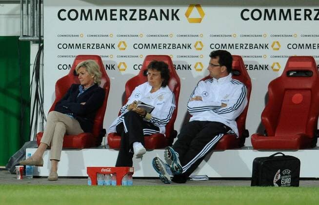 16.06.2011, Testspiel, Deutschland - Norwegen v.l. Trainerin Silvia Neid (Deutsche Fussball Nationalmanschaft Damen), Co Trainerin Ulrike Ballweg (Deutsche Fussball Nationalmanschaft Damen), Torwart Trainer Michael Fuchs (Deutsche Fussball Nationalmanschaft Damen)