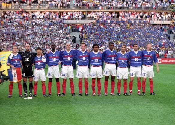 Mannschaftsvorstellung Frankreich, v.li.: Didier Deschamps, Torwart Fabien Barthez, Bixente Lizarazu, Lilian Thuram, Frank Leboeuf, Stephane Guivarch, Christian Karembeu, Marcel Desailly, Youri Djorkaeffm Zinedine Zidane, Emmanuel Petit