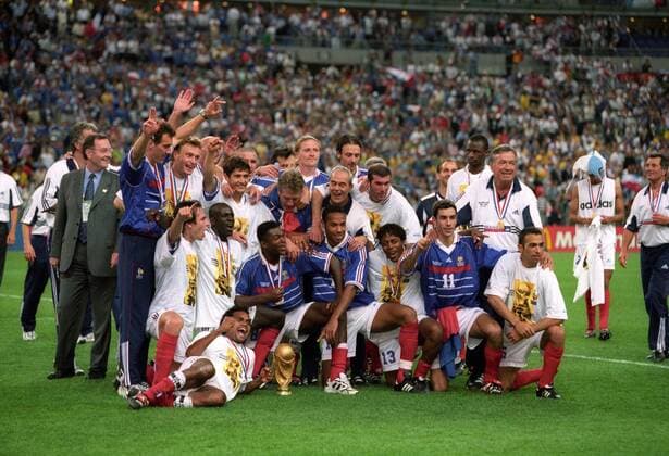 Frankreich ist Weltmeister 1998, hi.v.li.: Laurent Blanc, Stephane Guivarch, Bixente Lizarazu, Didier Deschamps, Christophe Dugarry, Zinedine Zidane, Patrick Vieira; Vorn: Alain Boghossian, Lilian Thuram, Christian Karembeu (u.), Thierry Henry, Bernard Diomede, Robert Pires, Youri Djorkaeff