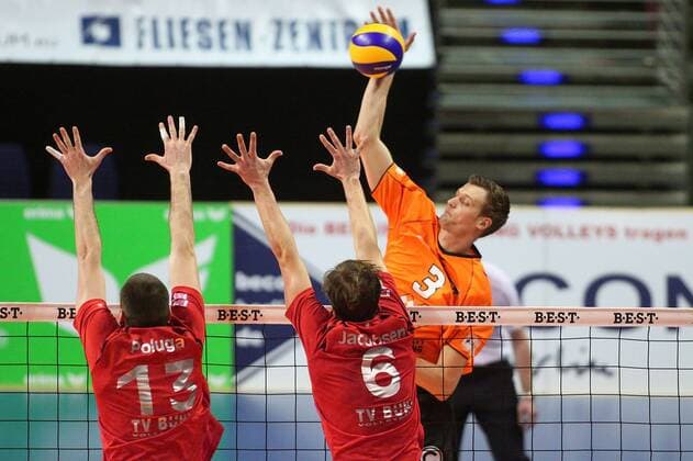 Berlin, Deutschland 30. März 2013: 1. Bundesliga Volleyball 12 13 - Play-Off-Runde - 1. Halbfinale: Berlin Recycling Volleys vs. TV Ingersoll Bühl. Angriff Robert Kromm (Berlin 3). Block Nikola Poluga (Bühl 13) und Moises Dos Santos Cezart (Bühl 5) sw