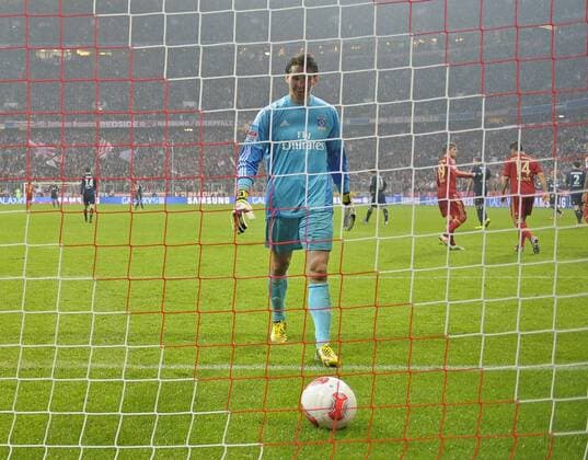 30.03.2013, Fussball 1.Bundesliga 2012 2013, 27.Spieltag, FC Bayern München - Hamburger SV, Torwart Rene Adler (Hamburg) kann nach dem 8. Gegentor nur noch süffisant lachen.