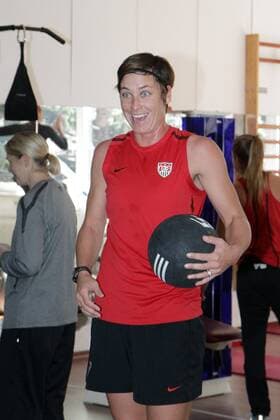01.04.2013 Offenbach, Fitness-Studio Fittness-Park Die Nationalmannschaft der USA beim Fitness-Training Mary Abigail Abby Wambach (USA) mit dem Ball