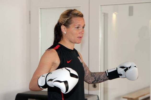 01.04.2013 Offenbach, Fitness-Studio Fittness-Park Die Nationalmannschaft der USA beim Fitness-Training Ashlyn Harris (USA) mit den Boxhandschuhen
