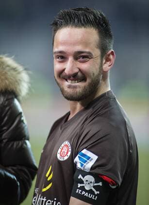 Deniz Naki freut sich über das Trikot und die Kapitänsbinde von Fabian Boll (St.Pauli). 01.04.2013, Hamburg, FC St.Pauli vs. SC Paderborn, 27. Spieltag Â