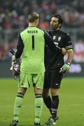 Manuel NEUER (Torwart FC Bayern München) und Gianluigi Buffon (Torwart Juventus Turin) umarmen sich nach dem Schlusspfiff,Aktion, FC Bayern München (M)-Juventus Turin (TO) 2-0. Fussball Champions League, Viertelfinale,Hinspiel, am 02.04.2013 ,A L L I A N Z A R E N A München Deutschland.