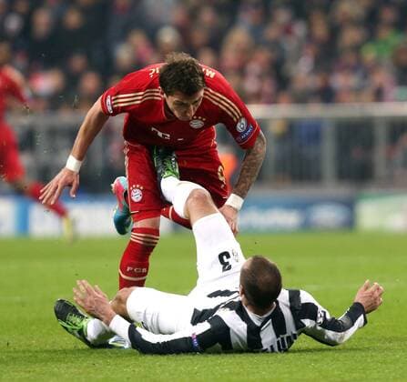 München Fußball Championsleague Viertelfinale FC Bayern München vs. Juventus Turin, v.l. Mario Mandzukic (Bayern); Giorgio Chiellini (Juve)