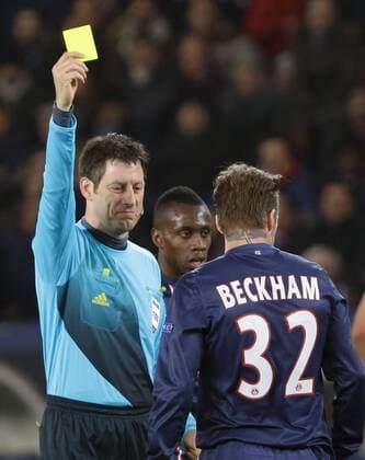 Paris , Fußball Champions League Viertelfinale Hinspiel Paris Saint-German vs. FC Barcelona Schiedsrichter Wolfgang Stark zeigt David Beckham ( paris ) die Gelbe Karte