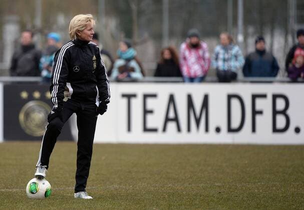 03.04.2013, xjhx, Fussball, Deutsche Damen Fussball Nationalmannschaft trainiert in Offenbach, v.l. Trainerin Silvia Neid (Deutschland)