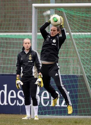 03.04.2013, xjhx, Fussball, Deutsche Damen Fussball Nationalmannschaft trainiert in Offenbach, v.l. Kathrin Längert (Deutschland), Nadine Angerer (Deutschland)