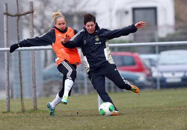 Babette Peter im Zweikampf mit Linda Bresonik , Training Offenbach Wiener Ring, DFB Frauen Nationalmannschaft zum Spiel gegen die USA, 03.04.2013 EP_RRZ