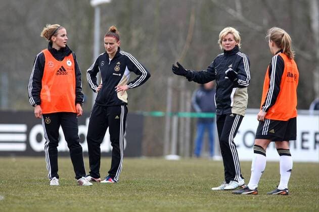 Team Trainerin Silvia Neid , Training Offenbach Wiener Ring, DFB Frauen Nationalmannschaft zum Spiel gegen die USA, 03.04.2013 EP_RRZ