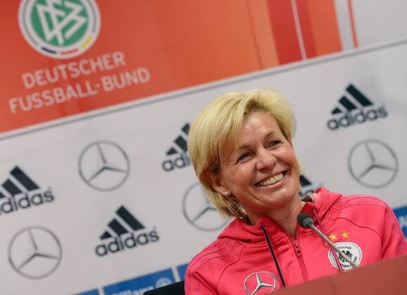 04.04.2013, xjhx, Fussball, Deutsche Damen Fussball Nationalmannschaft Pressekonferenz in Offenbach, v.l. Trainerin Silvia Neid (Deutschland)