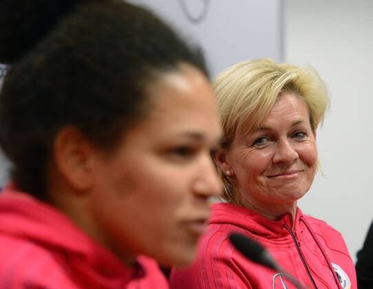 04.04.2013, xjhx, Fussball, Deutsche Damen Fussball Nationalmannschaft Pressekonferenz in Offenbach, v.l. Celia Okoyino da Mbabi M Babi (Deutschland), Trainerin Silvia Neid (Deutschland)