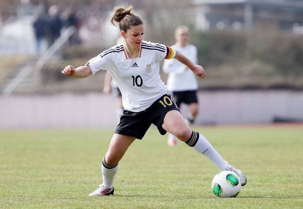 Viernheim , Fußball Länderspiel U 19 ;Deutschland vs. Spanien Melanie Leupolz ( Deutschland )
