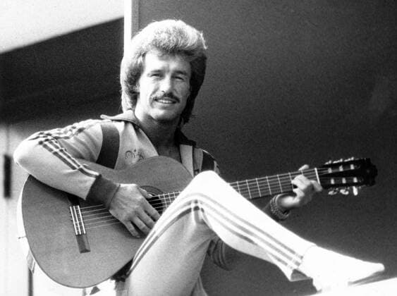 Rene Weller (BR Deutschland) spielt Gitarre