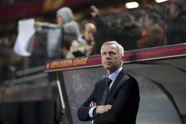 Fußball, Trainerhistorie Newcastle United von 1895 bis heute 04 April 2013 - Lisbon, Portugal - Alan Pardew Newcastle United FC forward during the soccer match between SL Benfica from Portugal and Newcastle United FC from England, for the first leg of UEFA Europa League Quarter Finals, at Benfica s Luz Staduim in Lisbon, on 04 April 2013. 